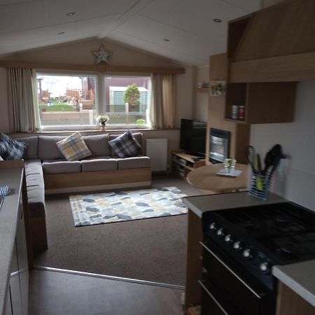 D24 Is A 2 Bedroom 6 Berth Caravan Close To The Beach On Whitehouse Leisure Park In Towyn Near Rhyl With Decking And Private Parking Space This Is A Pet Free Caravan Abergele Buitenkant foto