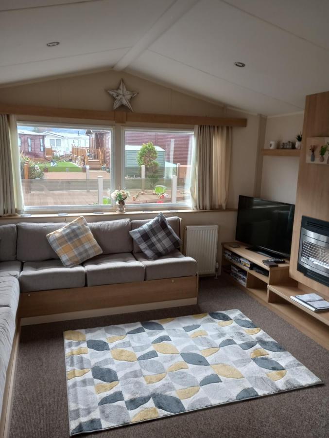 D24 Is A 2 Bedroom 6 Berth Caravan Close To The Beach On Whitehouse Leisure Park In Towyn Near Rhyl With Decking And Private Parking Space This Is A Pet Free Caravan Abergele Buitenkant foto