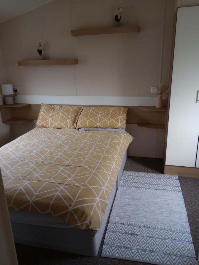 D24 Is A 2 Bedroom 6 Berth Caravan Close To The Beach On Whitehouse Leisure Park In Towyn Near Rhyl With Decking And Private Parking Space This Is A Pet Free Caravan Abergele Buitenkant foto