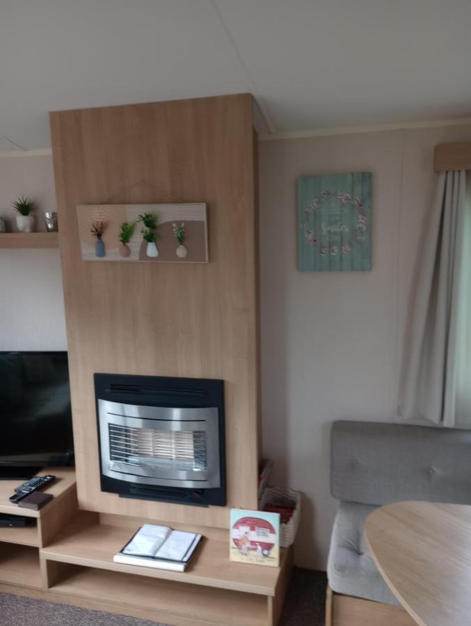 D24 Is A 2 Bedroom 6 Berth Caravan Close To The Beach On Whitehouse Leisure Park In Towyn Near Rhyl With Decking And Private Parking Space This Is A Pet Free Caravan Abergele Buitenkant foto